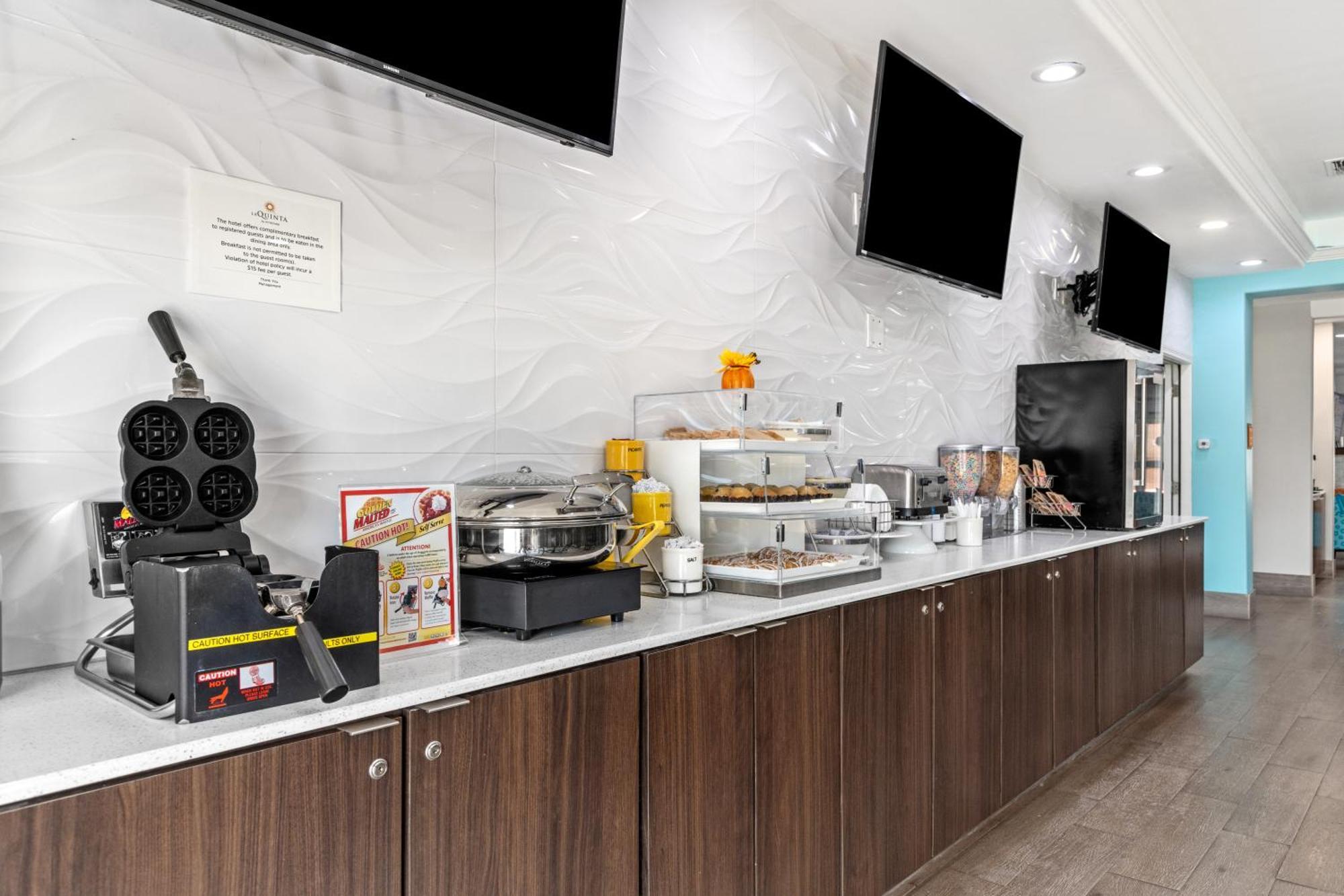 La Quinta Inn Suites By Wyndham Raymondville Harlingen Екстериор снимка